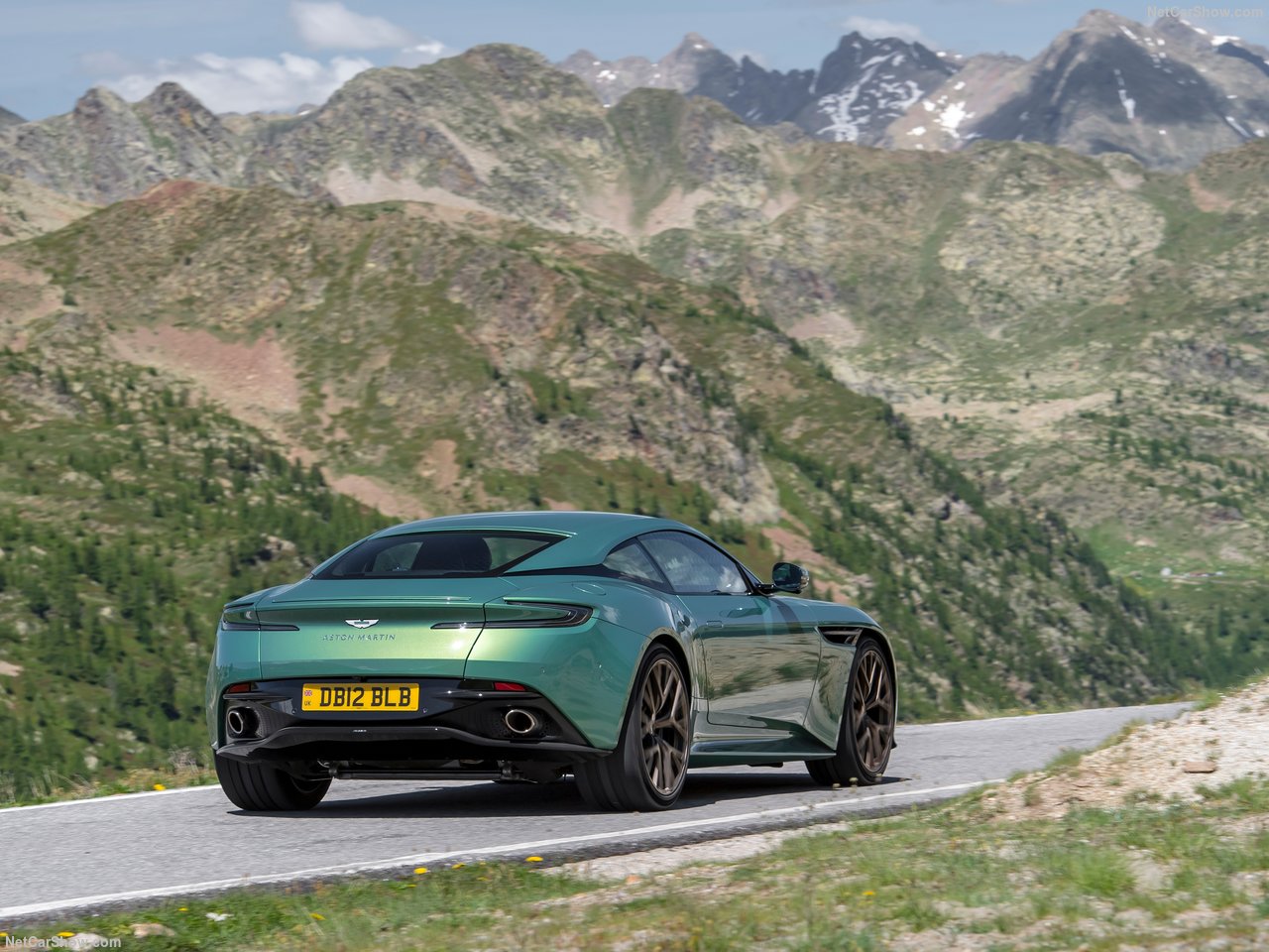 Aston Martin DB12